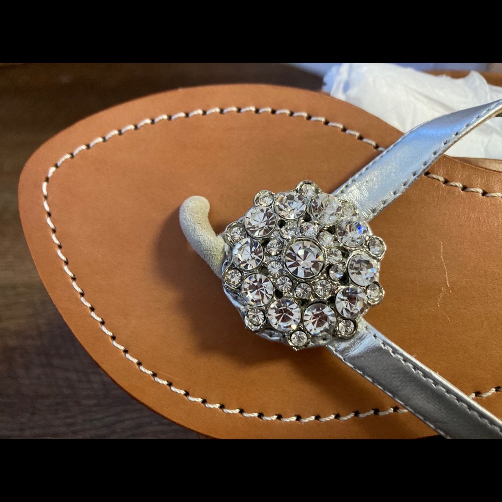 “New” stone cluster flip flops never worn! size 6